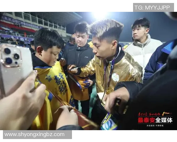 足球球星亲临现场露脸打卡掀起球迷热潮引爆激情瞬间 足球球星亲临现场露脸打卡掀起球迷热潮引爆激情瞬间